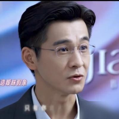 花盆里藏摄像头，李一桐一抬眼，发现伺候亲爹的护工，是老公的前妻。
这事儿搁谁身上不懵？《美人余》里余梦结婚五年，江浙沪独生女，自媒体干得风生水起。家里请护工照顾老人，结果越瞅越不对劲。一查，护工卢蕙跟丈夫狄立人早就是两口子。合着这五年，女婿是带着前妻组团来吃绝户的。
余梦没哭没闹，反手就开始布局