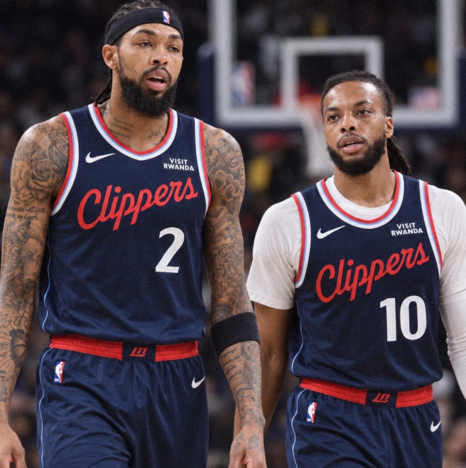 被罚掉5个首轮签的快船，正在经历一场被迫的重建。NBA经过一年调查后正式裁决，剥夺快船5个首轮选秀权，罚款3000万美元，老板鲍尔默和高管弗兰克、扎克均被停职，伦纳德退还70万。处罚落地后，快船的建队逻辑变了：过去是靠球星冲冠，现在只能拿手头的球员去换未来。但联盟都知道快船缺选秀权，压价几乎不可避免