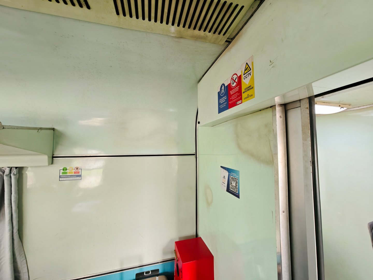 乗り鉄｜KTMB｜地布佬接驳列车 Shuttle Tebrau

在轻轨即将开通列车将要停运前两个月第一次打卡，只要避开高峰火车票不算难买，这一个系统同时存在一地两检/传统关口，还有非对称运营，也算是比较奇葩的。行车时间只有五分钟就是跨过长堤，但新加坡侧要提前20分钟进闸，且火车站还得靠公交接驳才能去地 ​