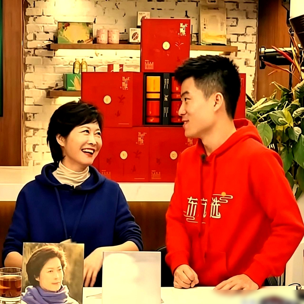 董宇辉被骂得最惨那阵子，敬一丹私下给他下过一个判断。
两人2023年初在直播间聊过一次。敬一丹讲《焦点访谈》那些年，董宇辉听完总结了一句：答案在现场，永远追问现场。
后来风波来了。敬一丹说他沉稳、从容，逆境里的定力，决定一个人能走多远。
这话反过来听更有意思。越喧嚣的地方，越缺沉得住气的人。传