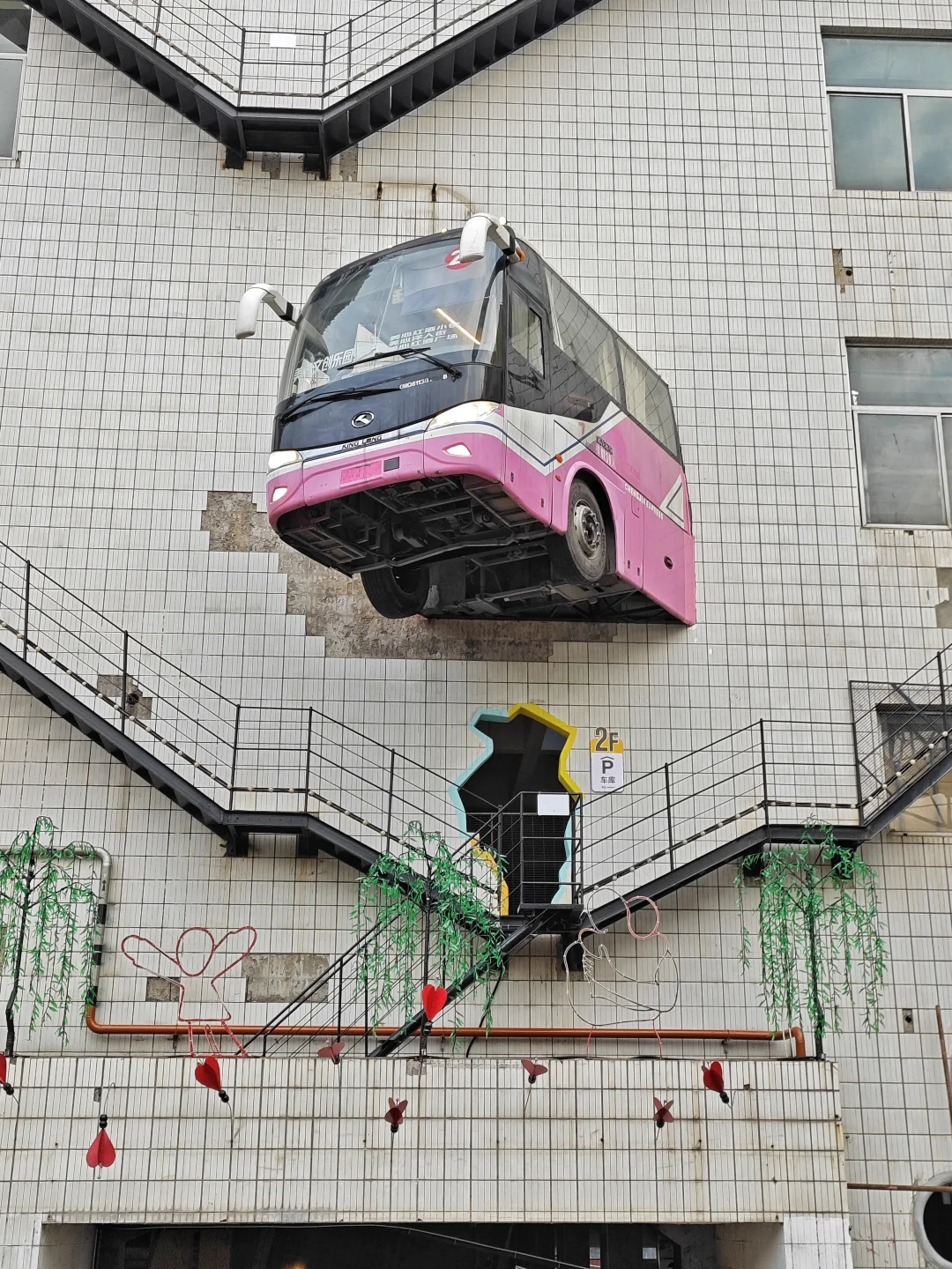 楼里冲出一辆大巴？(citywalk391)