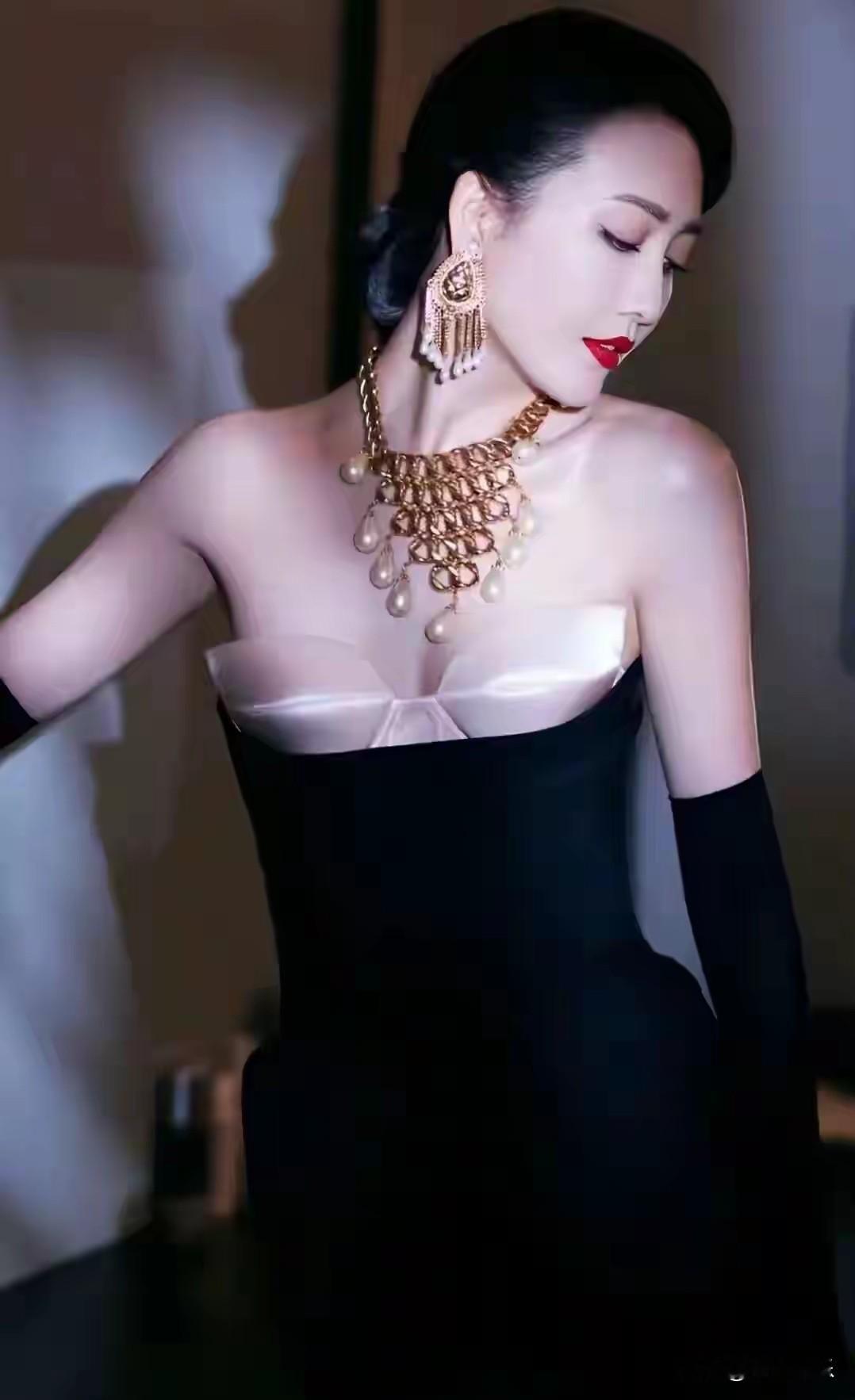 王鸥真是我的女神！ 她是气质美女的天花板。 看她写真照， 高冷御姐范十...