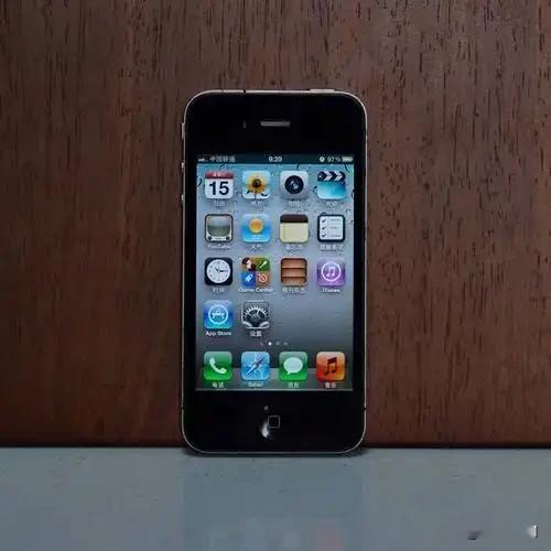 还记得2010年吗？苹果iPhone4横空出世，创造了空前绝后的街机神话。到2011年，城里的80后几乎人手一台，满大街都是这部手机，妥妥的全民街机。
 
可就在前两天苹果秋季发布会，首款折叠屏iPhone Duo正式亮相，一同登场的还有iPhone18 Pro、iPhone18 Max。新机还没正
