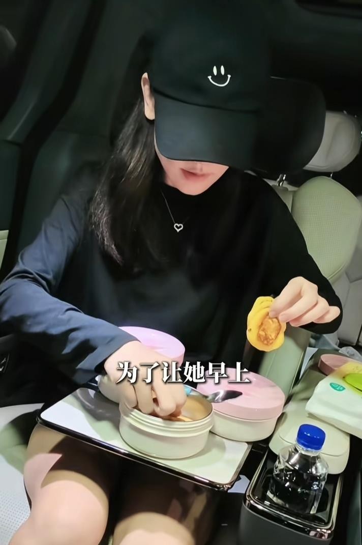 任重和孙骁骁这对夫妻把日子过成了很多人羡慕的样子。孙骁骁最近分享了自己的一天，早上为了让三岁的女儿多睡一会儿，直接把早餐带到车上喂，吃完还在车里给孩子刷牙扎头发，就为了让嘻姐能多赖一会儿床。送完孩子她也没闲着，回家收拾完自己就去练瑜伽，肚子里怀着二胎，四肢还是细得很，只长肚子不长肉。下午和任重一起去