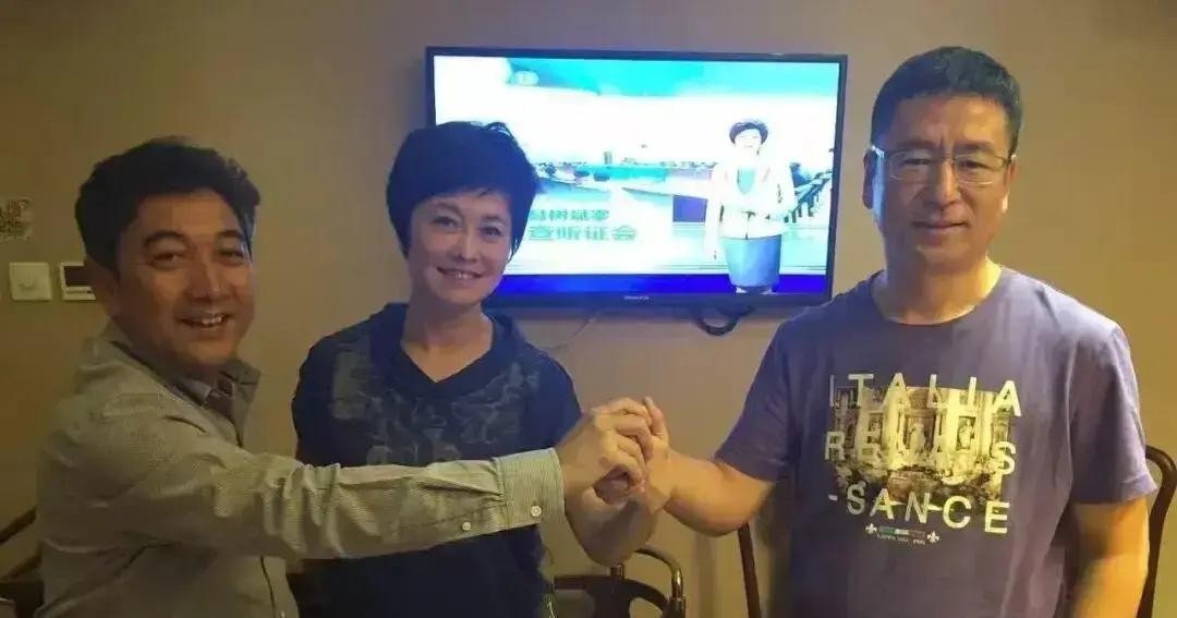 有人把两千万真金白银摆在桌上，只要求去商业综艺里当一个月的评委，这事要是搁在现在，估计大把人挤破头都想去

但白岩松在访谈里聊起这事的时候，连想都没想，直接摆手回了俩字：不去

要知道他当年在央视拿着体制内的工资，一年到头撑死也就拿个二十来万

尤其是刚进台里那会儿，念错一个字直接罚五十块钱，最惨的