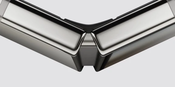 【iPhone Duo 的散热系统在其铰链处隐藏着一个巧妙的设计】
	
PCMag 最近采访了 Apple Silicon 工程副总裁 Dan Murray 和 Apple 散热产品设计高级经理 Banafsheh Barabadi，讨论了 A20 Pro 芯片的架构。
	
这款全新的 SoC 芯片将应用于 iPhone 18 Pro、iPhone 18 Pro Max 和 iPhone Duo，这是 Apple 首款采用 2 纳米工艺制程的 iPhone 芯片，此前该技术已于 8 月份应用于 Mac mini 的 M6 芯片。
	
虽然 A20 Pro 芯片的设计初衷是兼容三款新 iPhone，但 iPhone Duo 版本还具备一些附加的功能。其中包括第二个显示引擎，可以同时驱动两块屏幕。
	
iPhone Duo 的 A20 Pro 版本略有不同。“在 iPhone Duo 上，我们增加了一个显示引擎，以支持内外屏同时运行，”Dan Murray 表示。“凭借提升的 CPU ...