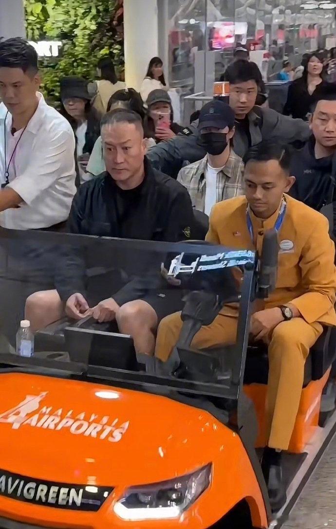 #王一博坐上了机场的接驳车##王一博坐上了机场的小车# 王一博昨晚抵达吉隆坡机场，在人群的围观中坐上了机场的摆渡车。又要练车，参加比赛啦 ​#娱乐[超话]# ​