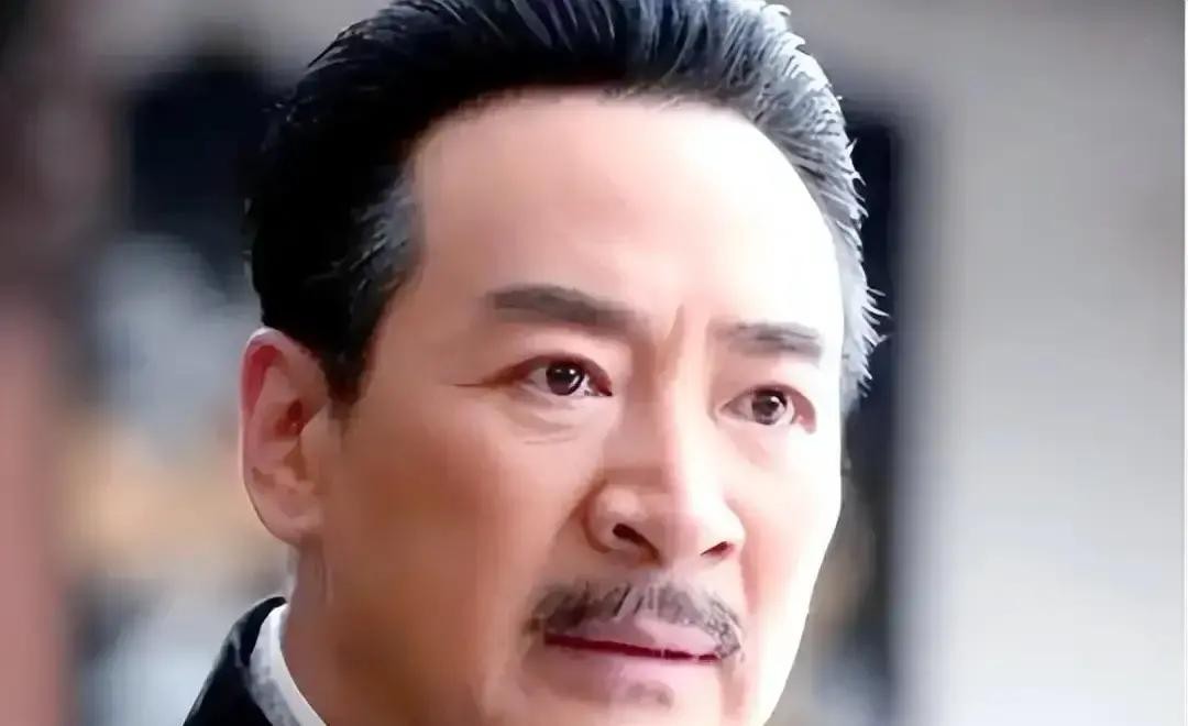 前阵子河北衡水武强老家的祖坟前热闹坏了，71岁的寇振海穿着红Polo衫，胸前还挂着一朵大红花

他指着路边三块写着“帝国理工”的大红牌子，拿着讲稿大声致辞

底下舞狮队跳得正欢，锣鼓声震得人耳朵生疼，全村人都跑来凑热闹，贺喜他家刚满18岁的儿子寇家宝考上世界名校

这排场，换谁看了不夸一句光宗耀祖