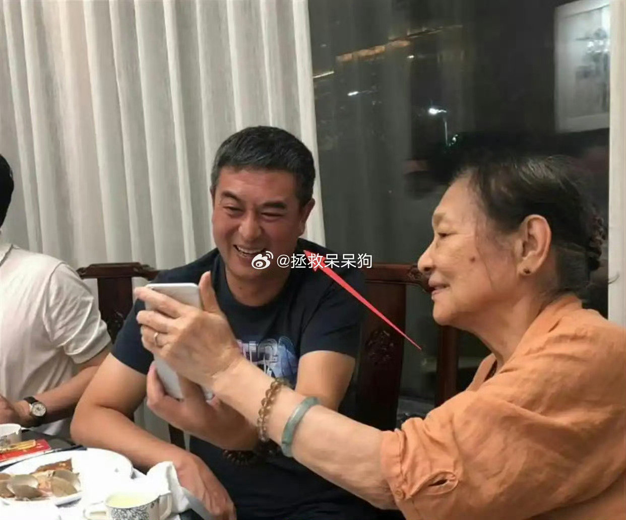 张嘉益老友饭局曝光！70 岁陈宝国还有胸肌，二叔红脸抽百元烟状态如何？ ​