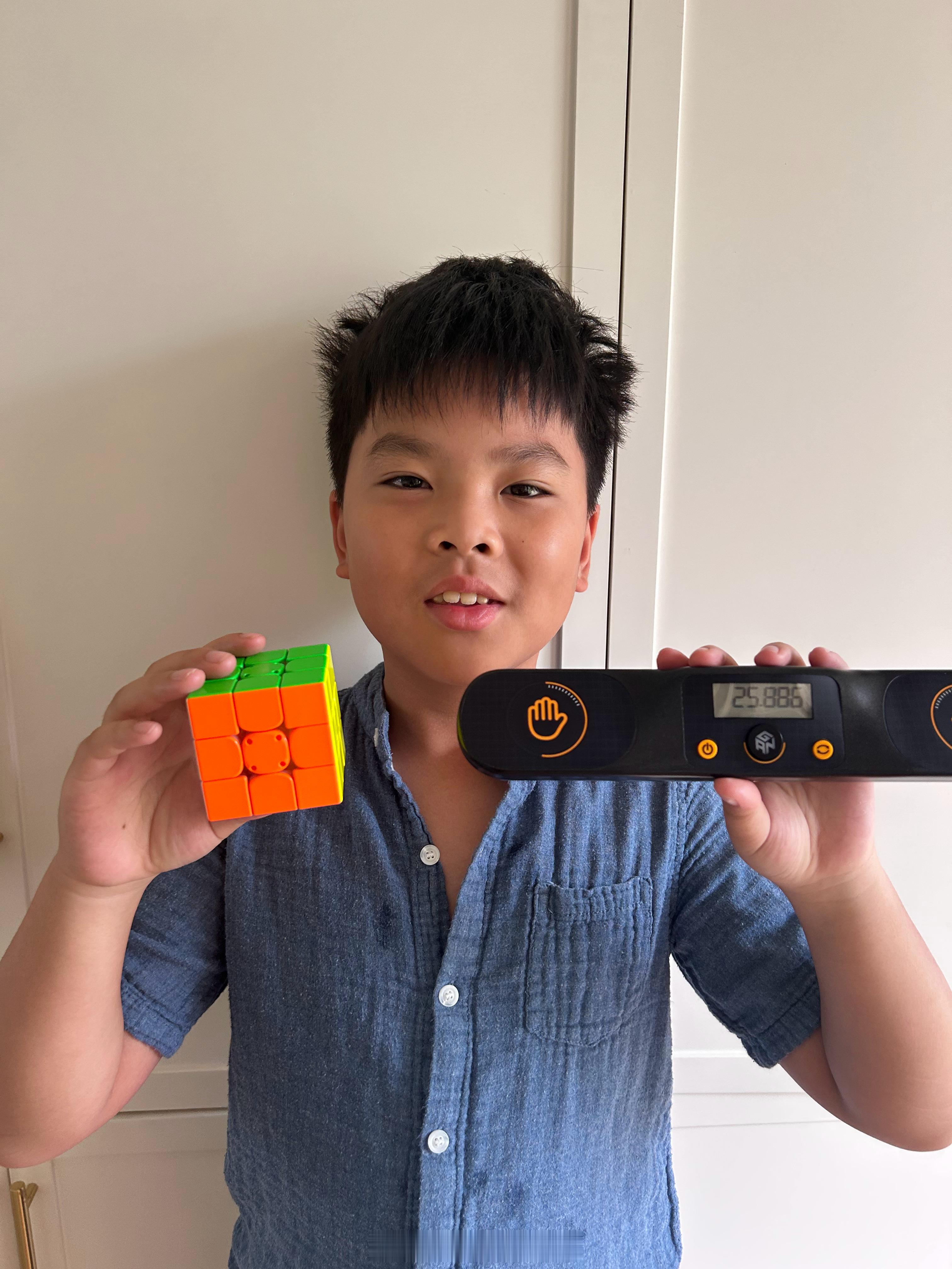 大刘同学迷上魔方这件事，救了我整个暑假。  准确说，是它替我省了无数次...