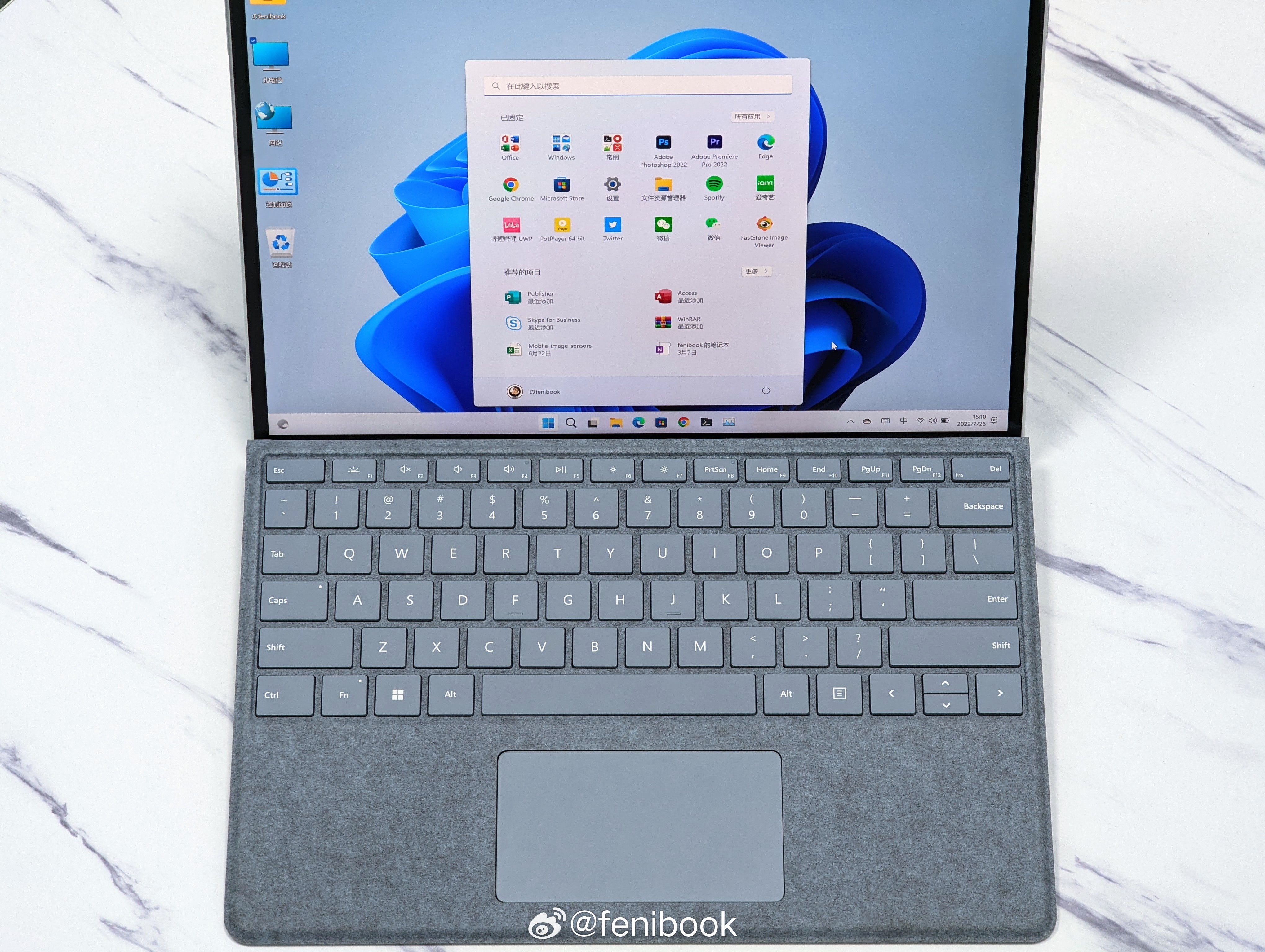#触屏MacBookPro值得买吗#触屏MacBook Pro最大的提升其实应该是这块顶级的双层串联OLED屏幕，以及全新的灵动岛，还有更轻薄的机身！至于触屏这个卖点，作为一名资深Surface 用户，我想问一句：“你们真的需要触屏的笔记本电脑吗？”一个不能展开180度，也不能翻折360度，更不能分离键盘，用手戳会晃动 ​