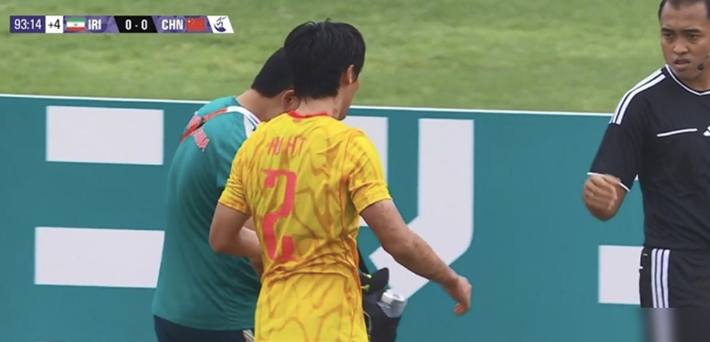 0比1落后，愣是给追成2比1。37岁吴曦那脚吊射，他自己都说没踢正部位。可就是进了。这球不光是运气，是前面68分钟没怂换来的。
毛伟杰拼到伤退，胡荷韬带伤硬顶，朱辰杰也没落下。场上没一个人散步，落后的时候反而压得更凶。
最后十几分钟对面疯了似的轰，咱们拿身体堵，拿命抢。吴曦赛后那句话挺实在：力拼
