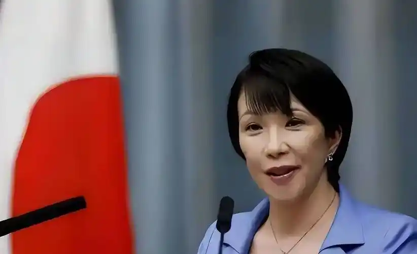 日本以为涨个签证费就能逼中国在稀土出口上松口？简直异想天开。中国反手就是一个对等反制，日本赴华签证费上调7倍！想靠卡旅游签证来要挟产业链，日本这波操作，纯属搬起石头砸自己脚。
 
日本刚宣布签证涨价5倍，中国三天后就回了一拳。
 
这一拳打得又准又狠，一次签证从2250日元直接飙到16750日元，涨