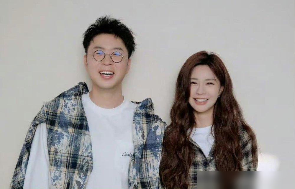 何炅在车旁比心，吴昕坐在里面笑，旁边站着郑凯。这画面一出来，评论直接炸了。
俩人被传好几年了，不官宣，不否认，偶尔被拍到一起吃饭、一起回家。这次何老师那个比心，更像是替老友盖章。
再看杜海涛沈梦辰，恋爱长跑九年才领证，中间催婚催到全网尴尬。吴昕呢？当年快本里插不上话的小透明，如今阿那亚主持、时装