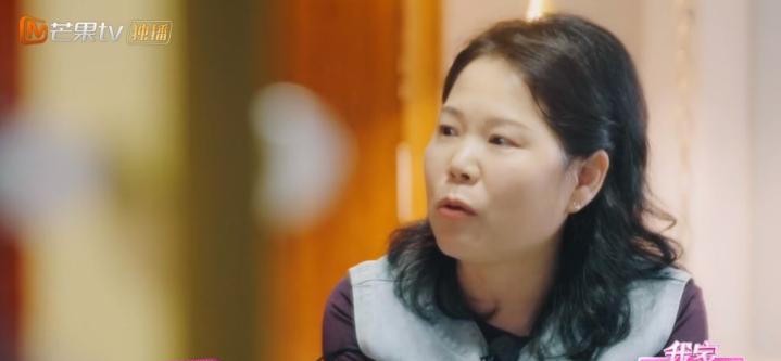 2026年10月，张家齐的母亲肖英杰在综艺里把买房的事说开了。她的原话是，买房花的是两口子的钱，不够的部分向自己父亲借的，没动女儿一分钱，女儿的钱全都留着不动。这话单看没毛病，但网友追着问的不是买房款从哪来，是另一笔账。
13岁的81万奖金，和一条没见过的项链
2017年8月，13岁的张家齐代表北京