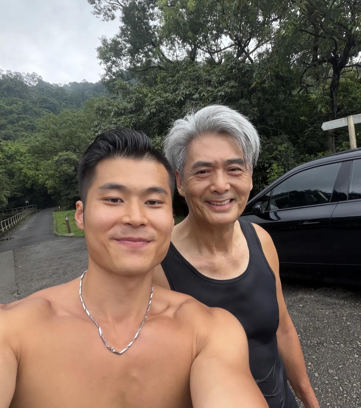 刷到周润发在香港山上跑步被偶遇的照片，愣了一下。

71岁的人了，一身黑衣，大汗淋漓，精气神饱满。一头短发几乎全白，但发量惊人，完全没有秃头迹象。只是和年轻人同框时，皮肉确实松弛了不少——这很正常，毕竟71岁了。

这次偶遇具体在2026年9月初，香港太平山清晨。网友拍到的画面里，他穿着黑色运动背心