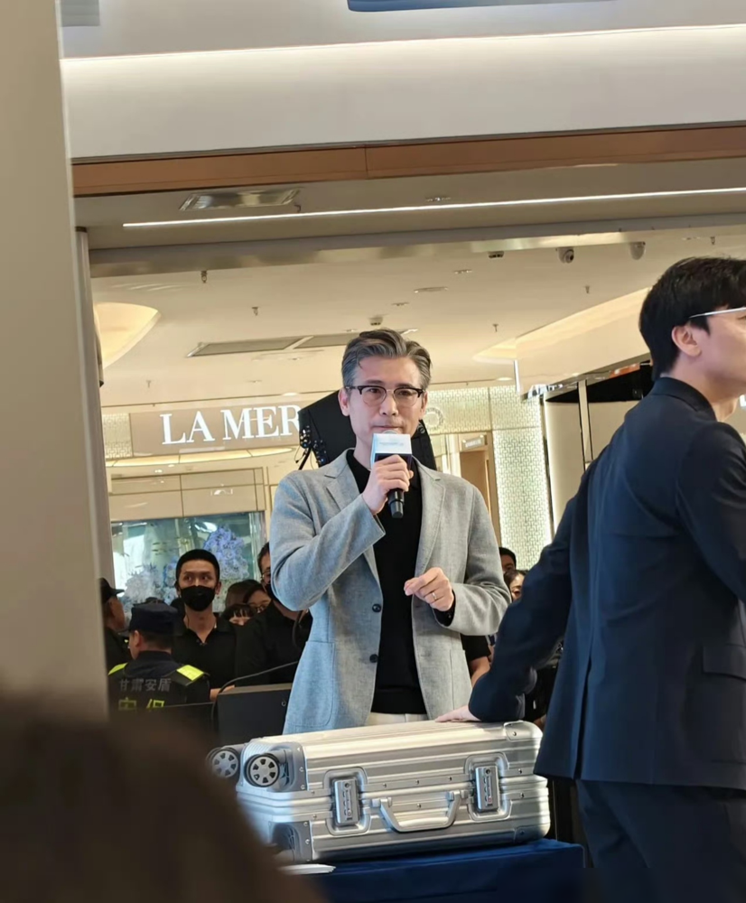 李乃文一头银白挑染往兰州街头一站，评论区直接炸了。
好多人愣是没认出来，这是当年《集结号》里那个灰头土脸的爆破手吕宽沟。
在话剧圈泡了七年，孟京辉的《恋犀》里演牙刷，那是1998年的事。后来《动什么别动感情》里的小李美刀，《钢的琴》里的陈桂林，脸熟，名不熟。
典型的戏红人不红，硬生生熬了二十多