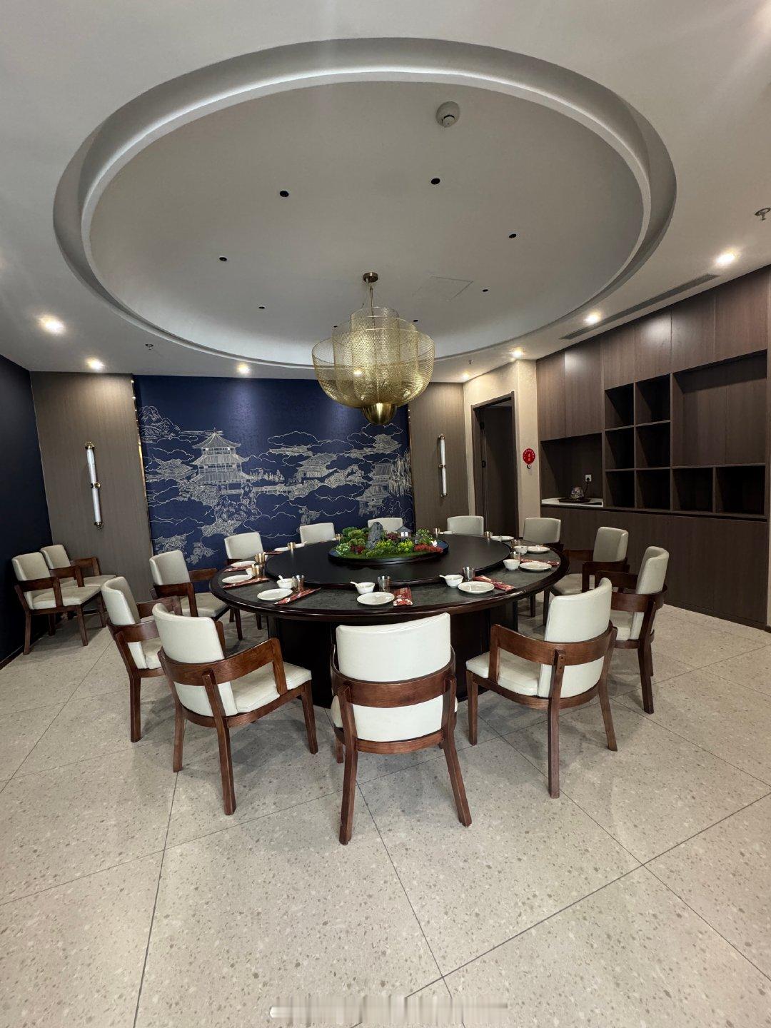 🇨🇳10月1日家庭聚餐
下午试驾：日产NX8，岚图知音，极狐T7。 ​