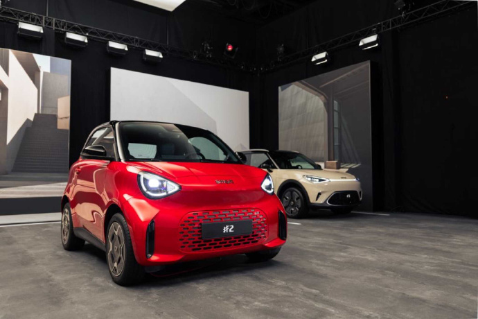 巴黎车展上雪铁龙 2CV 复刻、smart2  、雷诺 Twingo 扎堆亮相，一个很有意思的趋势浮出水面：如今的纯电小车，差异化反而比中大 SUV 强得多。

当下很多中大型电动车，都要妥协风阻、座舱空间、电池布置，设计语言很容易趋同，封闭前脸 + 贯穿灯 + 溜背，一眼看过去分不清品牌。但城市微型 / 小型电车 ​