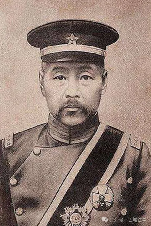 一提冯巩，大家最先想到的，就是春晚那句经典台词：“我想死你们了！”。不少人聊到他家世，总爱拿他和太爷爷冯国璋对比，说冯家是家道衰落。其实这话，仔细想想并不客观。
 
冯巩不只是相声演员，还是民革中央副主席，正部级。这么多年春晚舞台，留下太多脍炙人口的段子：《点子公司》《最差先生》《马路情歌》，个个贴