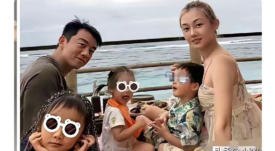 郑恺苗苗一家海边合照，三个孩子围在身边，从恋爱到结婚再到三娃，一路走来甜甜蜜蜜。你觉得仨孩子更像爸爸还是妈妈？评论区聊聊！