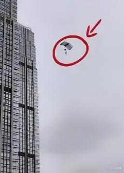 🪂 重庆嘉陵江大桥惊现滑翔伞？两人从居民小区楼顶起飞，已被行政处罚

9 月 20 日，重庆两江新区警方通报了一起 "任性飞" 事件。

9 月 19 日上午 11 点 20 分左右，伊某（37 岁）和马某（23 岁）两个人，压根没办任何飞行审批，直接扛着滑翔伞从两江新区一个居民小区楼顶就起飞了，最后落到了相国 ​