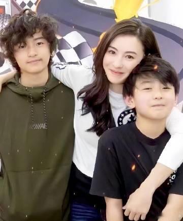 张柏芝为长子庆贺生日，19岁Lucas五官酷似谢贤