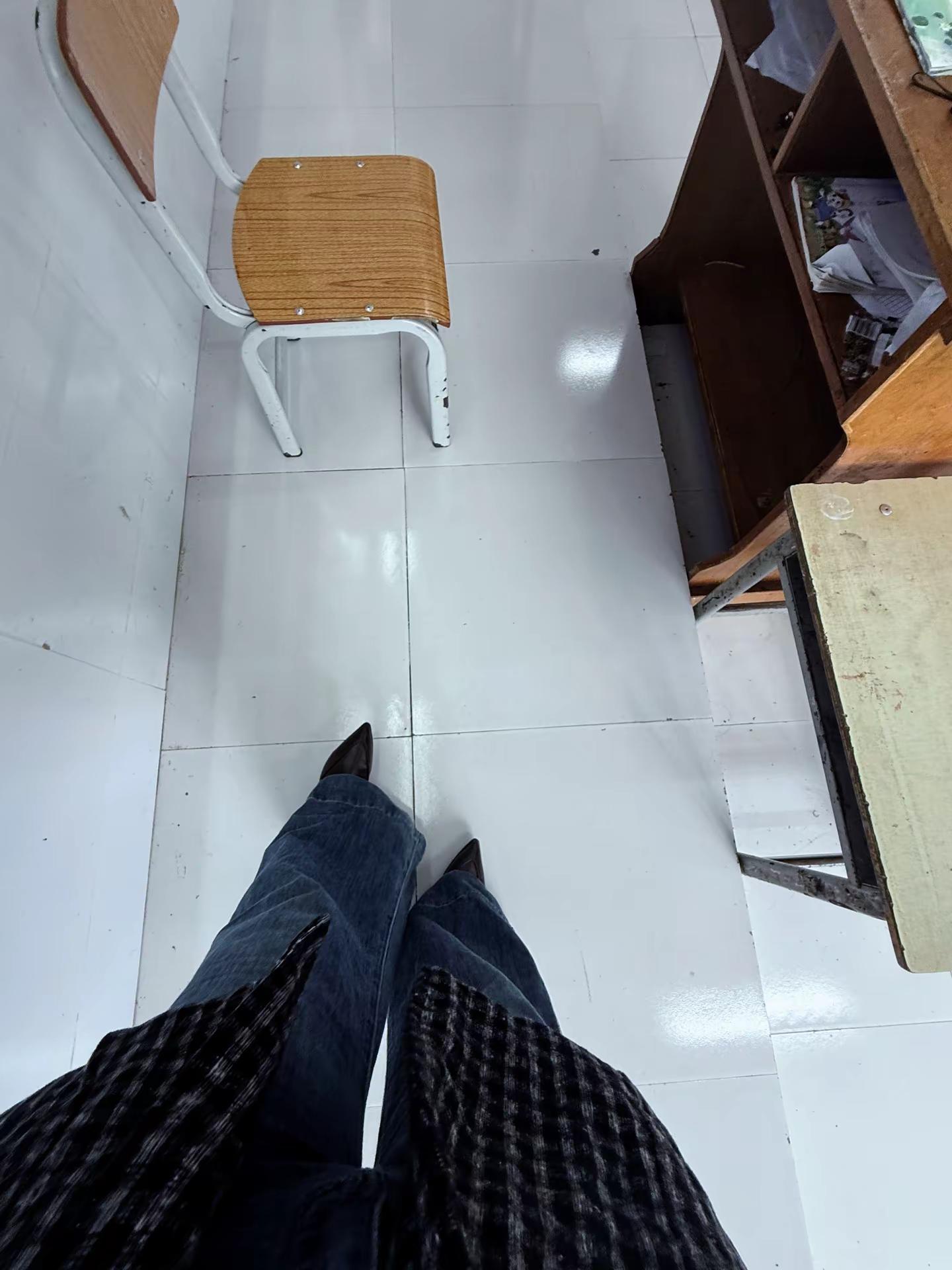 成熟女人：微喇裤➕尖头高跟鞋