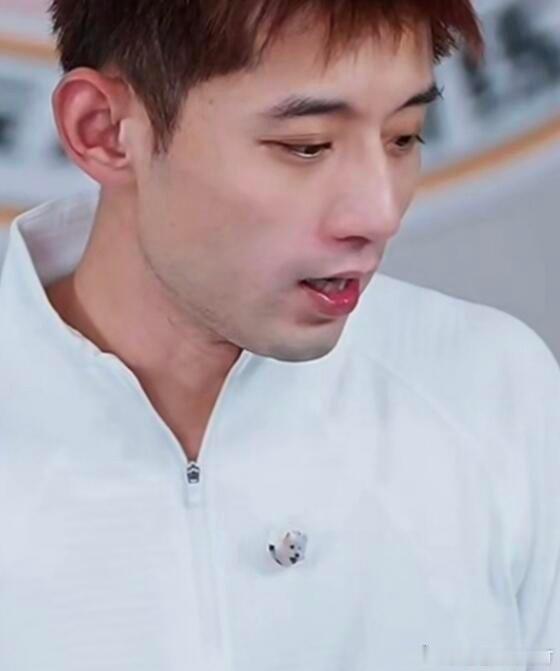 #张继科说刘丁硕得罪了不少人##张继科说刘丁硕别在网上刷存在感#
直播里张继科聊起刘丁硕，说对方得罪不少人，希望别总在网络博取关注度，有分歧线下当面谈，这番言论一出，引来很多球迷讨论。#张继科劝大家少接触刘丁硕# ​