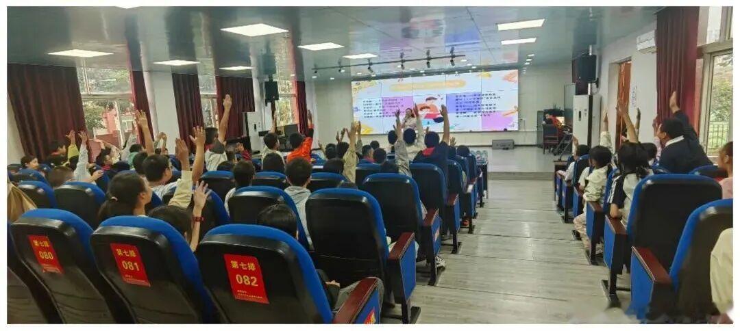 【阳光下的守护 | 禁毒宣传进校园 上好“开学第一课”】丰都县名山司法所联合名山街道平安办走进名山中心小学校开展禁毒法治宣传。活动引入法治机器狗“法嘟嘟”助阵，以“科技+互动”的创新形式开展禁毒科普，守护未成年人健康成长。#重庆禁毒##阳光下的守护#   ​