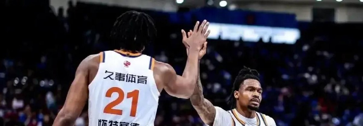 上海刚拿冠军就签NBA全明星拉塞尔，又花五六十万捡漏38岁麦基凑三外援。

刚捧起冠军奖杯，转头就把失业才一个周末的拉塞尔火速签下。那股劲头，就是卫冕的窗口期不等人，管理层把所有的筹码都推上了牌桌，甚至不惜让后场挤着两个都需要球权的明星后卫。
他们为了补上内线的空缺，就用几十万捡漏了那个在北京季后赛