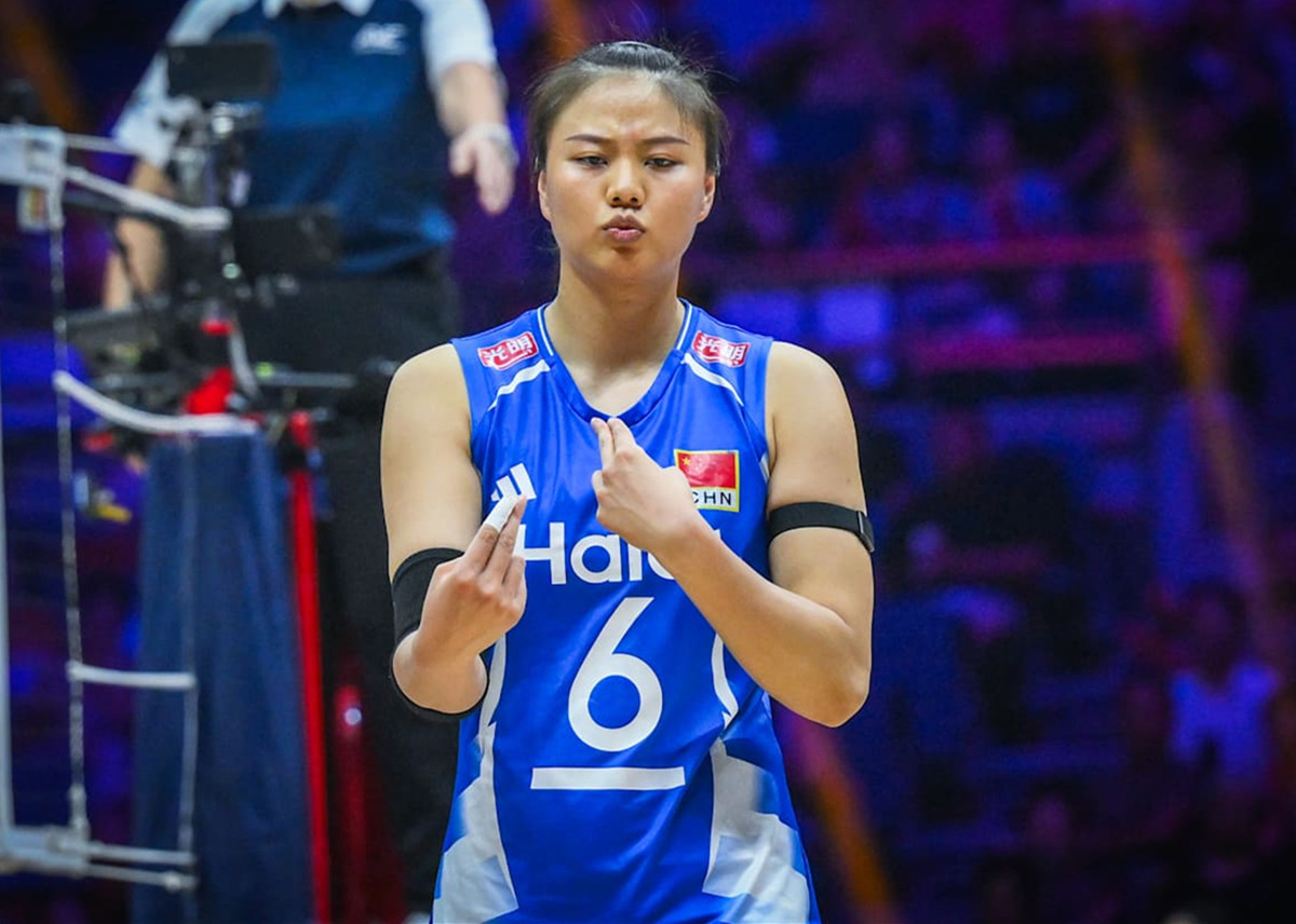 中国女排25-11胜泰国三大功臣！
北京时间9月21日，亚运会女排半决赛，中国队第三局25-11大胜泰国女排，大比分2-1领先，说一下三大功臣：
图一：龚翔宇第二局建功后，本局继续首发，她在局初的7连发造成对手出现严重卡轮，球队9-2直接拉开分差。
图二：王奥芊越打越猛，已经进入无解模式。
图三：吴