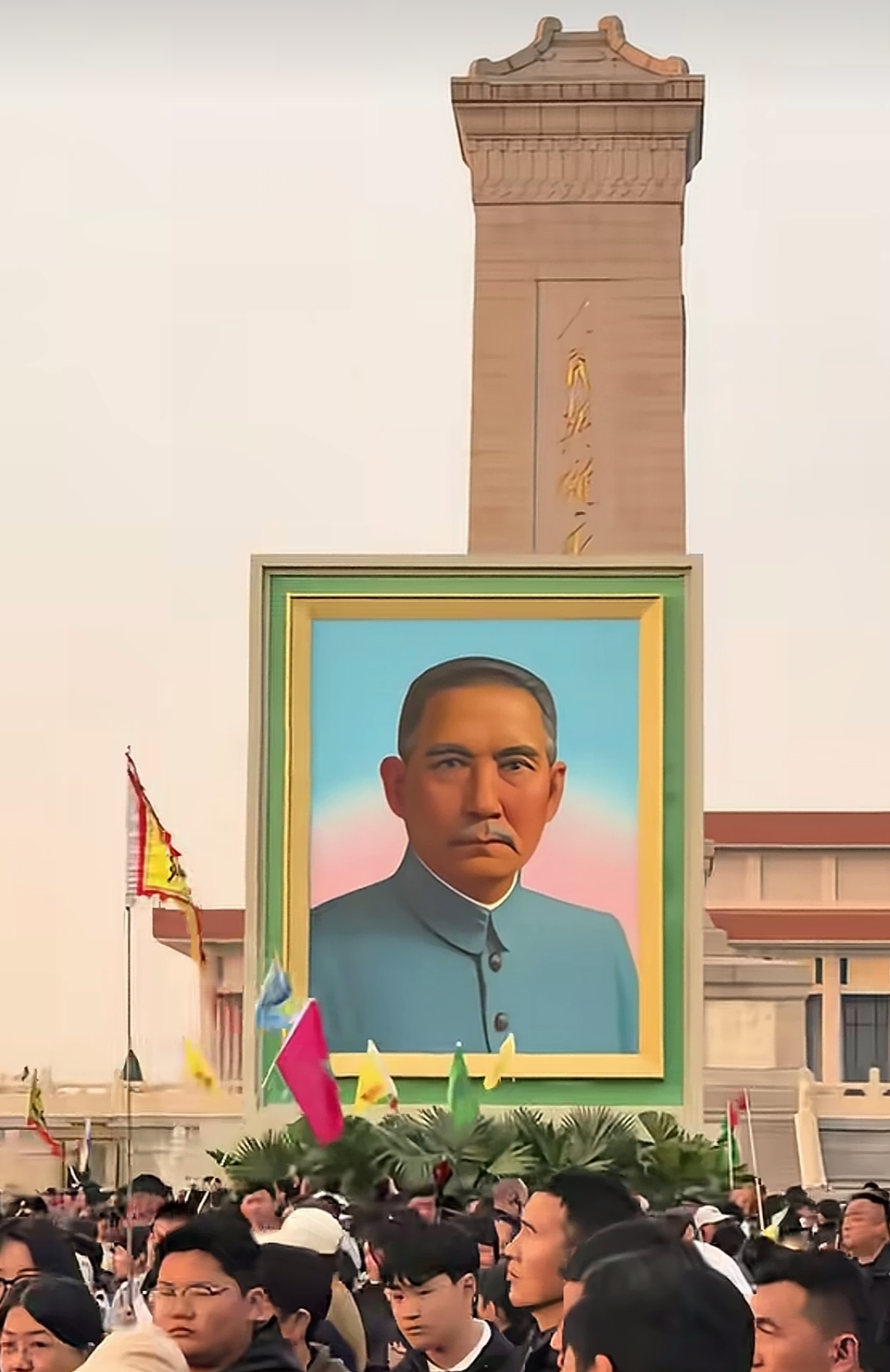 中国有国父吗？网上不少网友习惯称呼孙中山先生为国父，很容易造成一种认知上的混淆，仿佛今天的中华人民共和国也是由孙中山先生建立的。这里我们有必要把这个称谓的来龙去脉讲清楚。
“国父”这个叫法最早是孙中山先生1925年逝世之后，民间自发流传开来的。直到1940年，当时的国民政府才正式颁布政令，将这一尊号