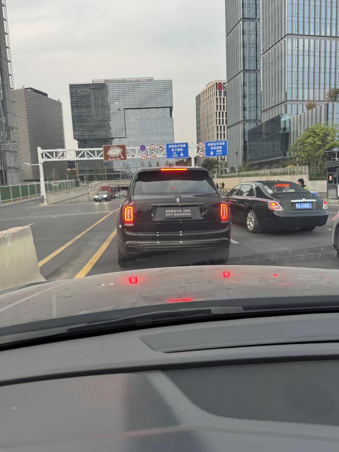 800W的劳斯莱斯库里南，是我们一辈子遥不可及的梦，你说里面都是坐的什么样的人豪车 劳斯莱斯库里南 劳斯莱斯古思特 劳斯莱斯幻影