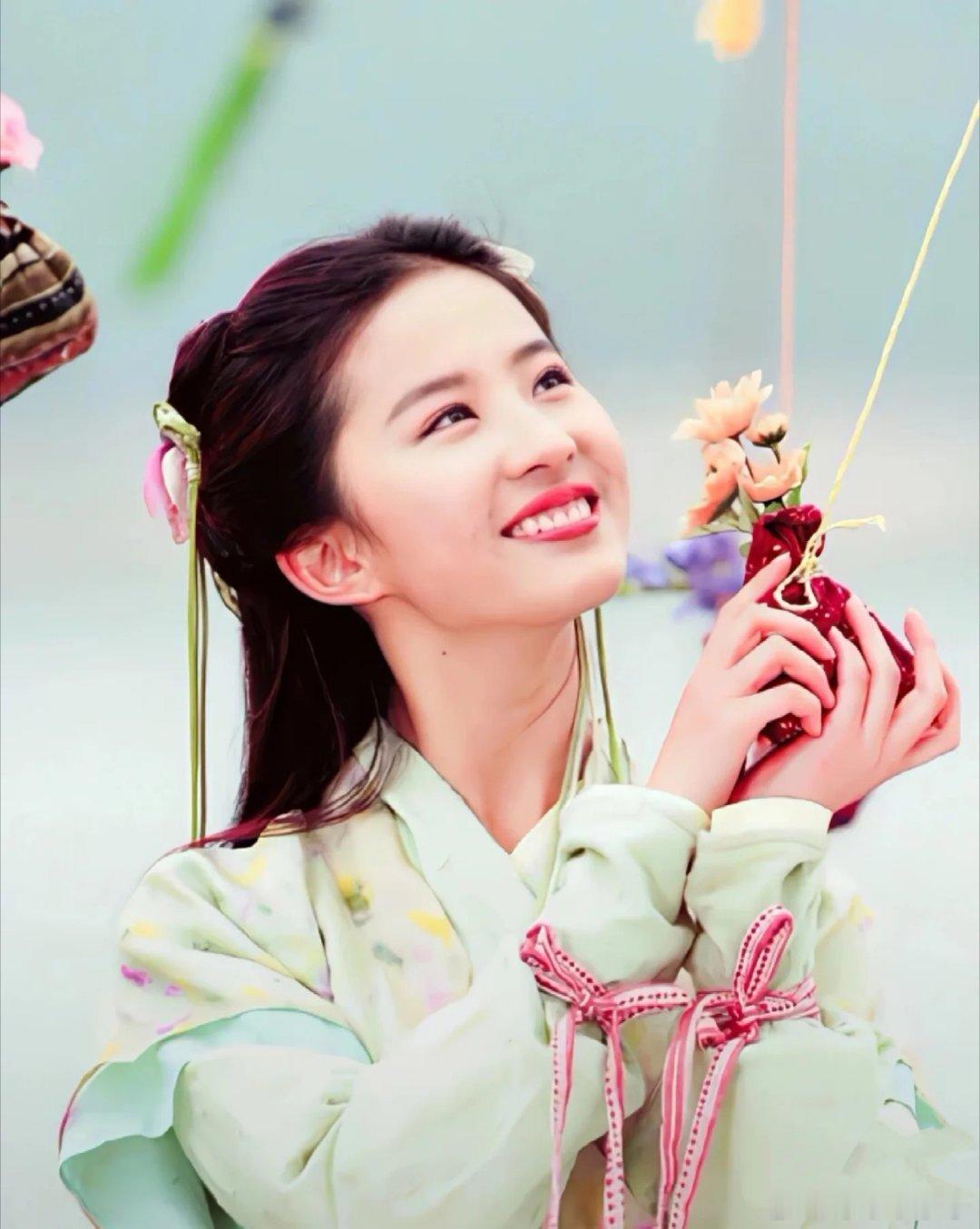#刘亦菲手握16个现役代言#  Bs
拍戏不算高产，但每一个角色都刻进观众心里。
有的人要靠努力，有的人就是有天赋。
多年过去，赵灵儿依旧是无数人的白月光，令人念念不忘。 ​