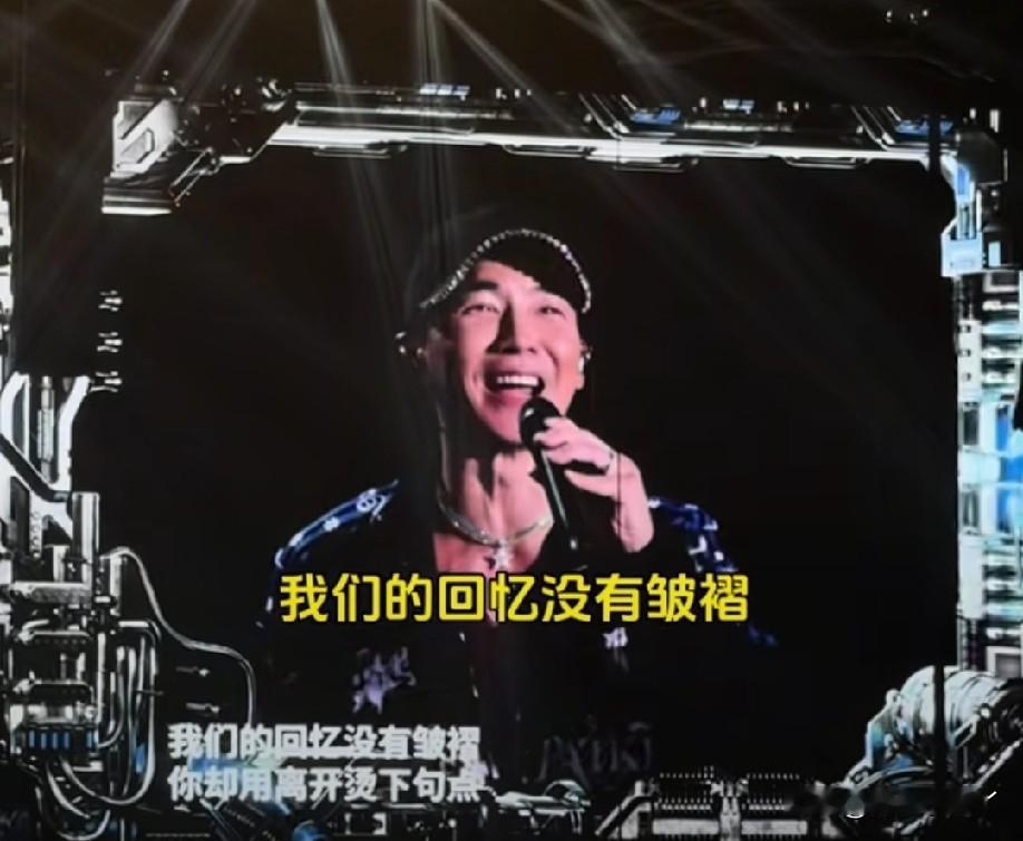 周杰伦预言成真了！刘畊宏披哥淘汰，直接空降南京演唱会，二人合唱《淘汰》，这是给好兄弟接风洗尘吗？

 周杰伦南京演唱会的惊喜嘉宾，居然是刚在《披荆斩棘2026》三公被淘汰的刘畊宏。
 
周杰伦之前就调侃刘畊宏想来演唱会，说不定得被淘汰才有空，没想到真应验了。舞台上俩人合唱的还是《淘汰》，这必须是老铁