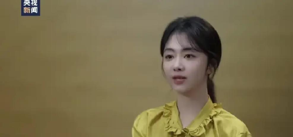 现在很多年轻艺人一上主流大台做访谈就容易露怯，但你看谭松韵每次坐在镜头前，那种由内而外的松弛与表达，真的让人眼前一亮。
大家苦娱乐圈那些脑子空空、连角色动机都说不明白的现象太久了。
演员肚子里到底有没有东西，根本不用等演戏，随便拉到镜头前聊上十分钟，一开口就全露馅了。
谭松韵这几年没少上大台的