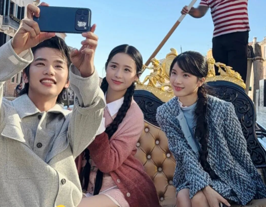 王晓慧一站上威尼斯，观众缘这东西真藏不住。镜头怼在威尼斯水城边，9月6日《给阿嬷的情书》主创又合体，导演蓝鸿春带王彦桐、王晓慧、李思潼亮相威尼斯电影节，晓慧一件粉色外套站在夜色里，温婉得像从电影里走出来的。
一落地三人组先拍了杂志，王彦桐和晓慧笑起来弧度一模一样，李思潼在旁边笑得像个磕到CP的粉头子