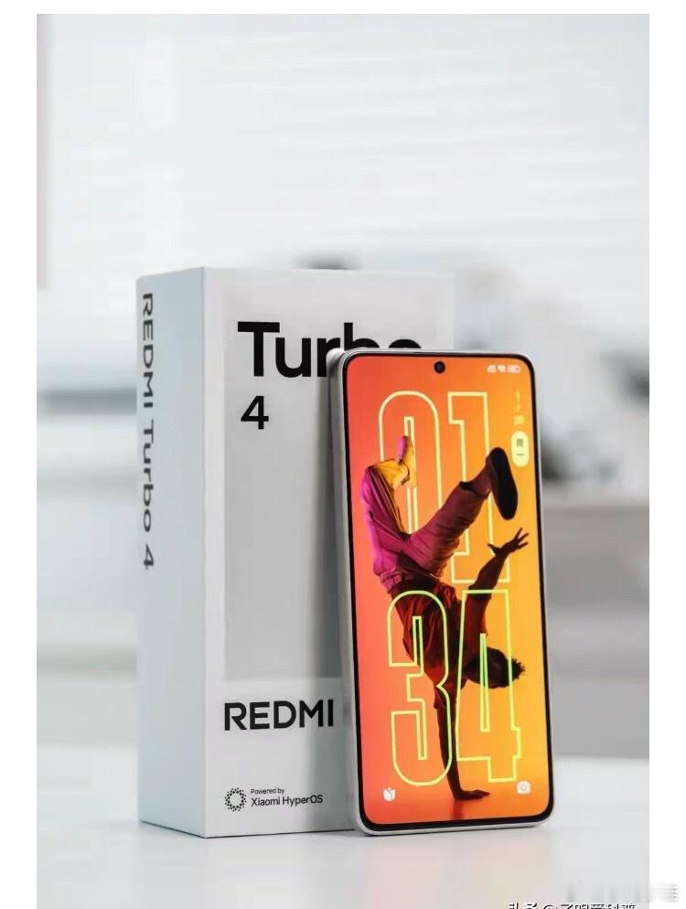 三、7550mAh+IP68：续航和耐用性，直接拉满如果说性能和存储是红米Turbo 4 Pro的“尖刀”，那7550mAh电池和IP68防水就是它的“护城河”。目前市面上的主流手机，电池容量普遍在4500mAh到5500mAh之间。5000mAh已经算大电池，6000mAh是少数游戏手机的专属。而红米Turbo 4 Pro直接干到了7550mAh，这几乎是 ​
