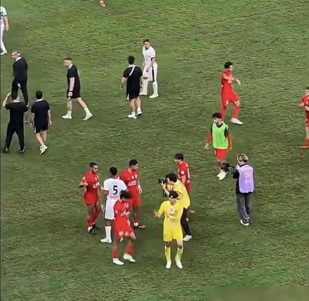 0-3惨败，他下场第一件事，是笑着去抱对手。
成都蓉城客场输给海港，茹萨首发踢中场，表现稀烂，早早被换下。镜头一转，他满脸笑容，挨个拥抱前东家的球员，恭喜人家赢球。
成都球迷当场炸了。你穿的是蓉城球衣，不是海港的。去年在海港，37场全首发，2球2助攻，是铁主力。今年来了成都，伤伤停停，状态一直没