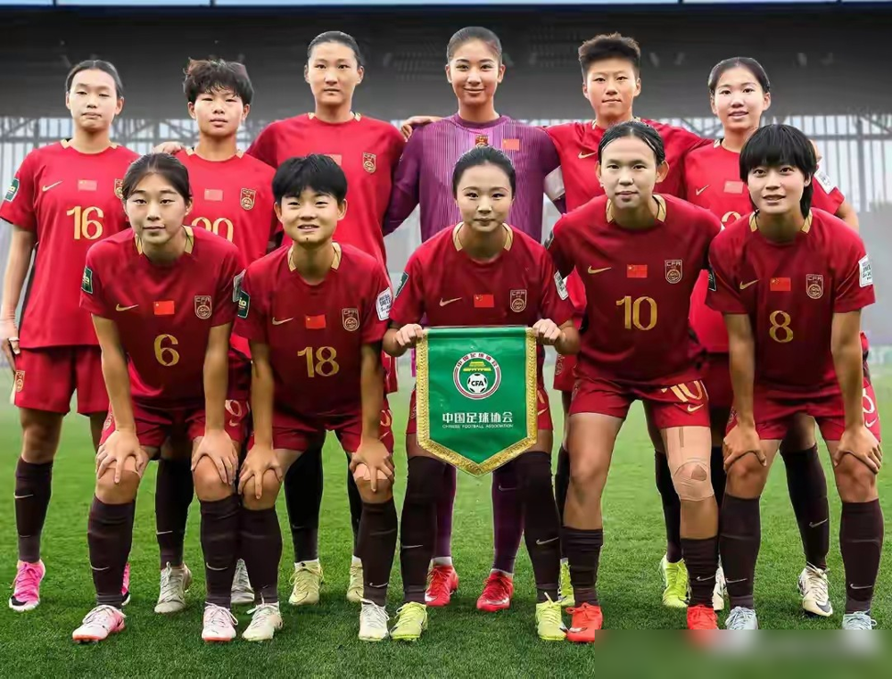 1比3输给世界第一，中国U20女足却硬生生杀进了世界杯淘汰赛。
9月13日这场球，看得人直捏冷汗。上半场被西班牙的高位逼抢完全压制，送点球、解围失误，半场直接0比3落后，换别的队心态早崩了。
但下半场姑娘们硬是扛住了。黄嘉欣一记头球砸开对手大门，门将刘晨高接低挡上演多次神扑，强行稳住局面没有崩盘