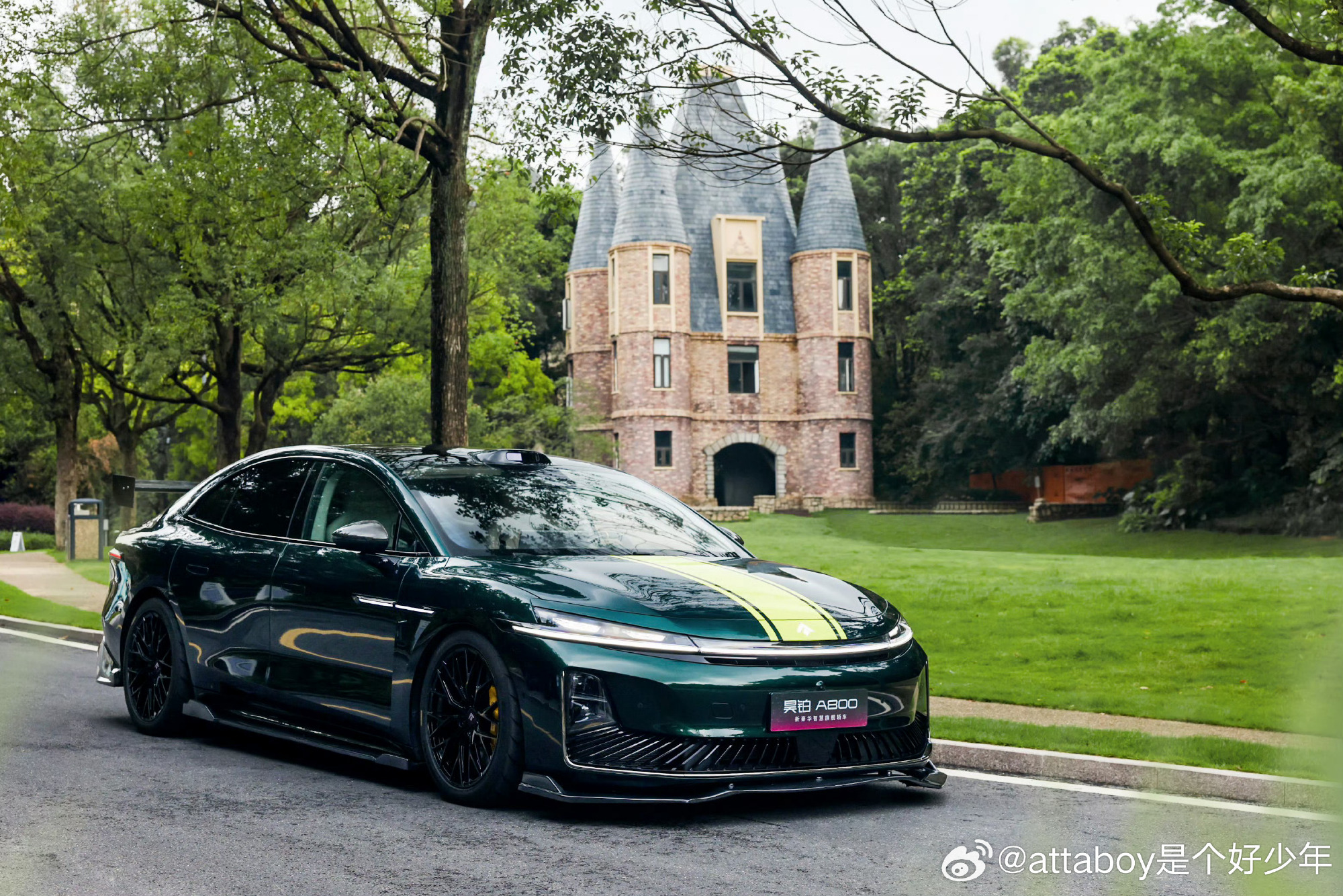昊铂A800改装美图来了！原厂三电机四驱硬核基底，预留充足改装拓展空间...