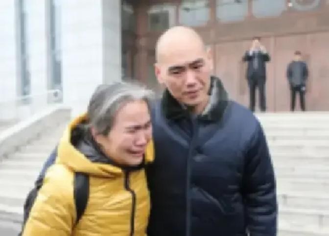 2005年，山东一个16岁少年被警察带进审讯室，要他供认强奸杀人的案情。少年吓坏了：“我什么也没做！”审讯警察二话不说对其拳打脚踢十几分钟。最终少年被迫承认犯案，直到15年后才真相大白。

张志超被带回派出所时，脑子里一片空白。他想不明白，自己怎么就和一桩命案扯上了关系。那天早上他明明在操场跑操，同
