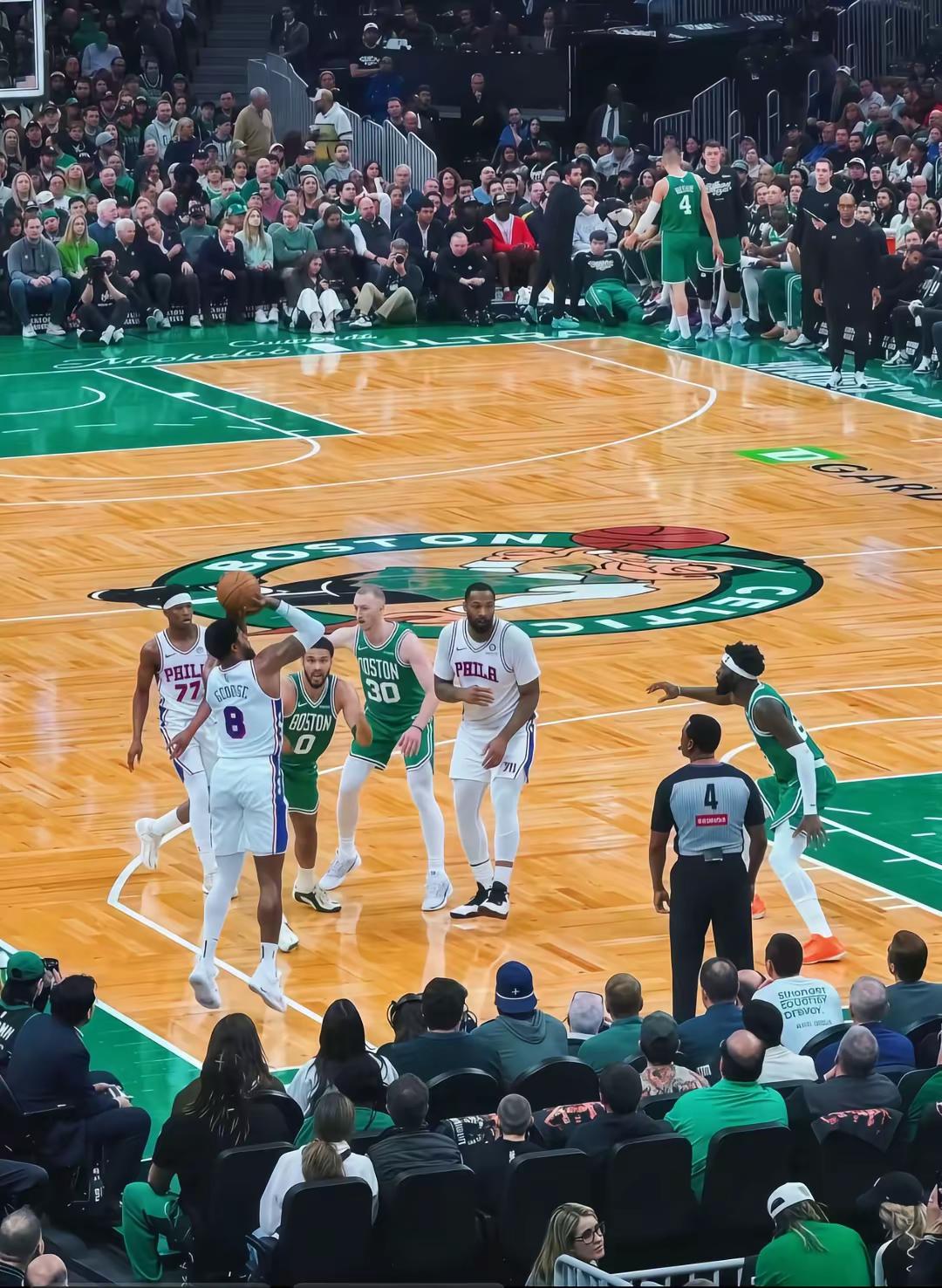 一人一城。他是涅槃重生的代名词 也是别人口中的背景板 但在我心里他永远...