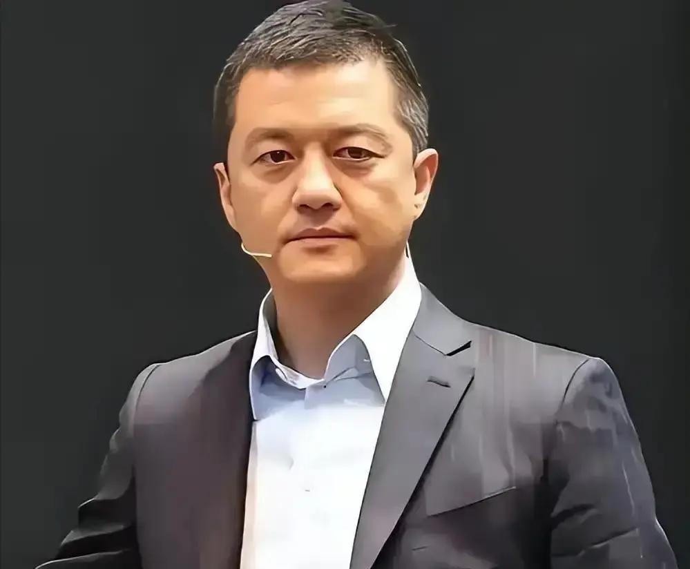 有人问过李亚鹏，为什么不做演员了，做演员比做直播来钱快。他2026年9月接受采访时说过一句原话：“我对演戏没有那么大的兴趣了。”（极目新闻2026-09-29）
这话放在2026年1月听，有点意思。那个月他直播卖普洱茶，6小时全平台GMV 1.6亿。往前推两年多，2023年10月17日，北京朝阳法院