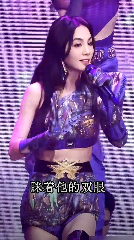 小巨蛋连开六场，门票刚开抽选两天直接关闭，几十万人抢破头都没抽中。

在这个买榜买流量的时代，40多岁的田馥甄没搞铺天盖地的营销，带着一个摄影师就敢跑去法罗群岛拍新片。吴青峰给她写歌，把二十五年的回忆和三姐妹的名字藏进词里，不玩煽情，只唱透彻。

面对外界催着合体，她只回一句：该去的地方自然会去。