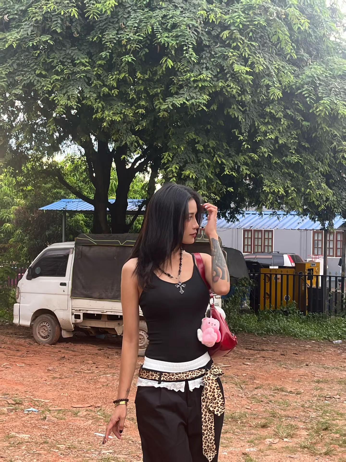 <p>街拍小姐姐穿搭秀 夏天穿搭 女生运动衣 中国游客 牛仔裤 <!-...