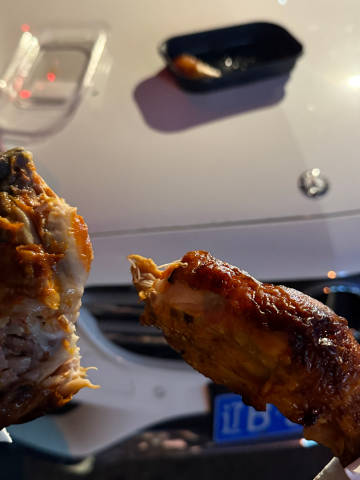 特别搞笑 太饿了 四个人站马路边上就吃上了