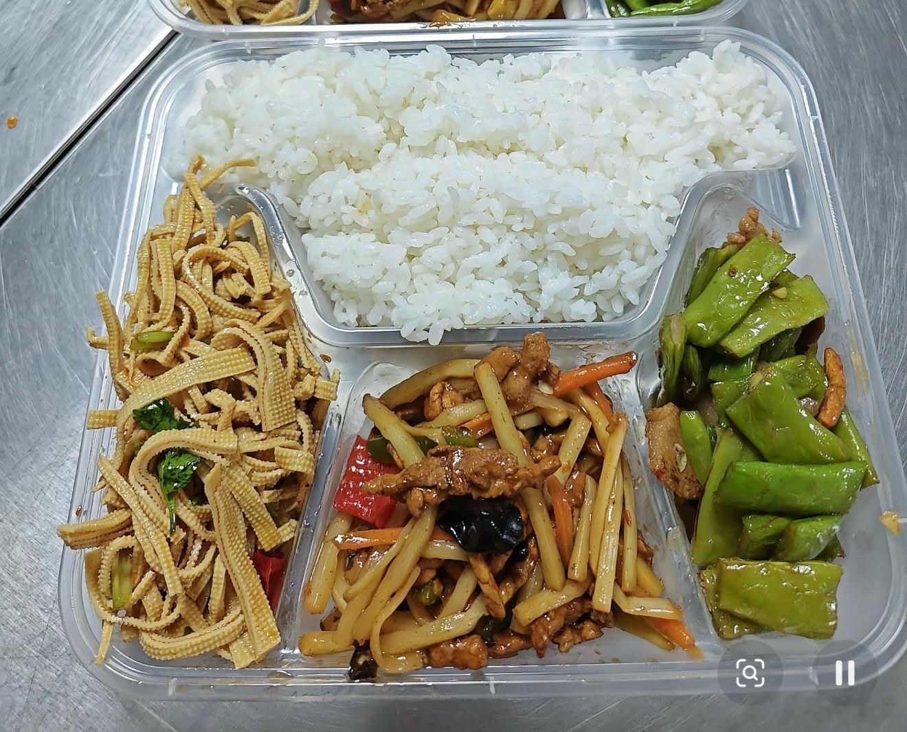 盒饭份量比这个还大，她尼玛吃两份才能吃饱，看的我目瞪口呆。 ​​​