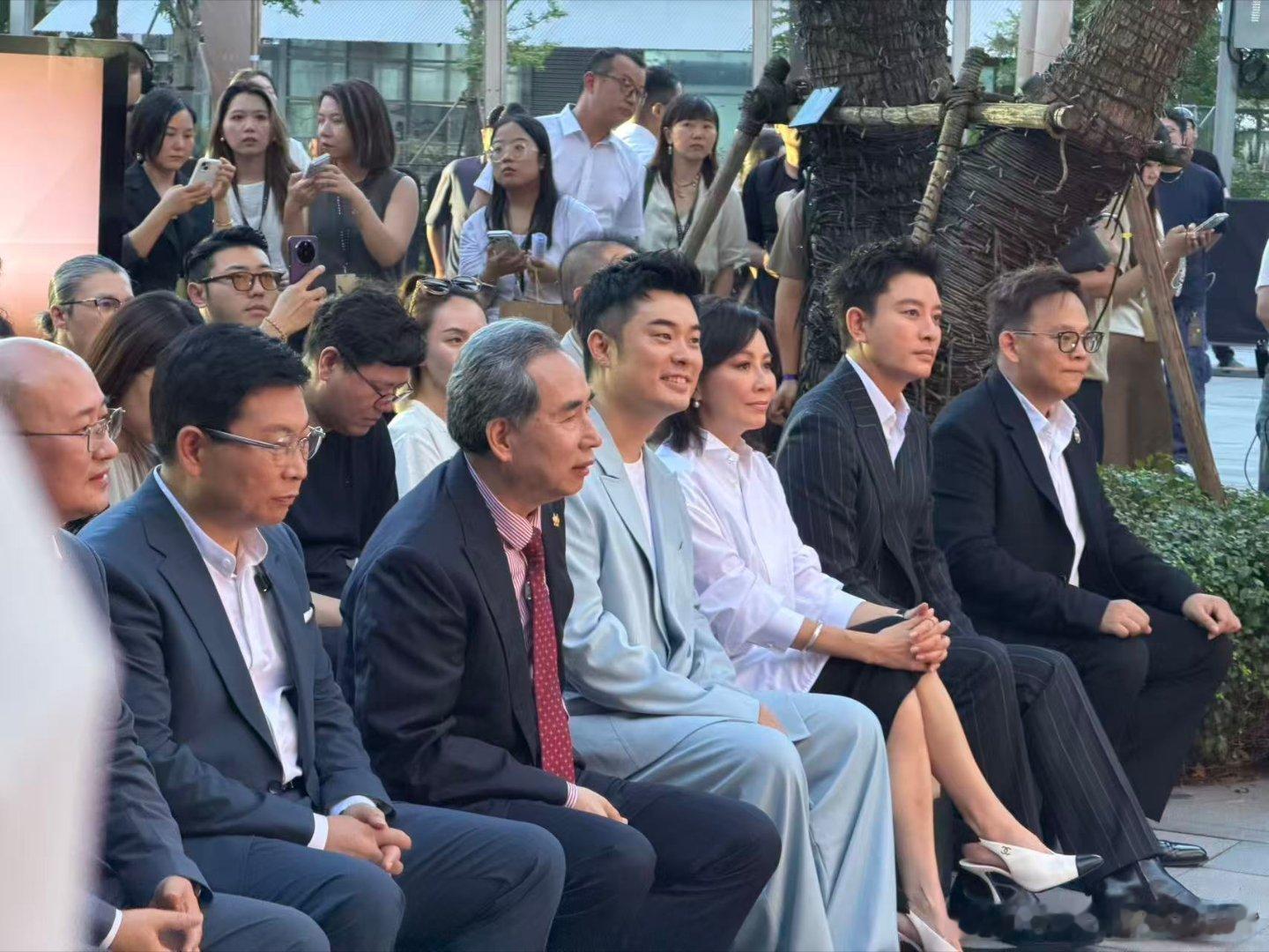 #上海高端局含金量有多高# 上海这场高端局属实分量十足，周大生周宗文和华为余承东巅峰对谈，打通传统珠宝与智能科技的边界，刘嘉玲、陈赫、贾乃亮齐聚，聚力打造国货新高度 ​